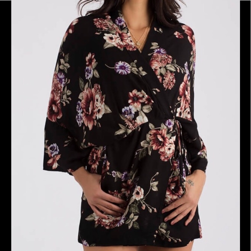 Wrapped In Mystery Floral Kimono💗 - Picture 2 of 8